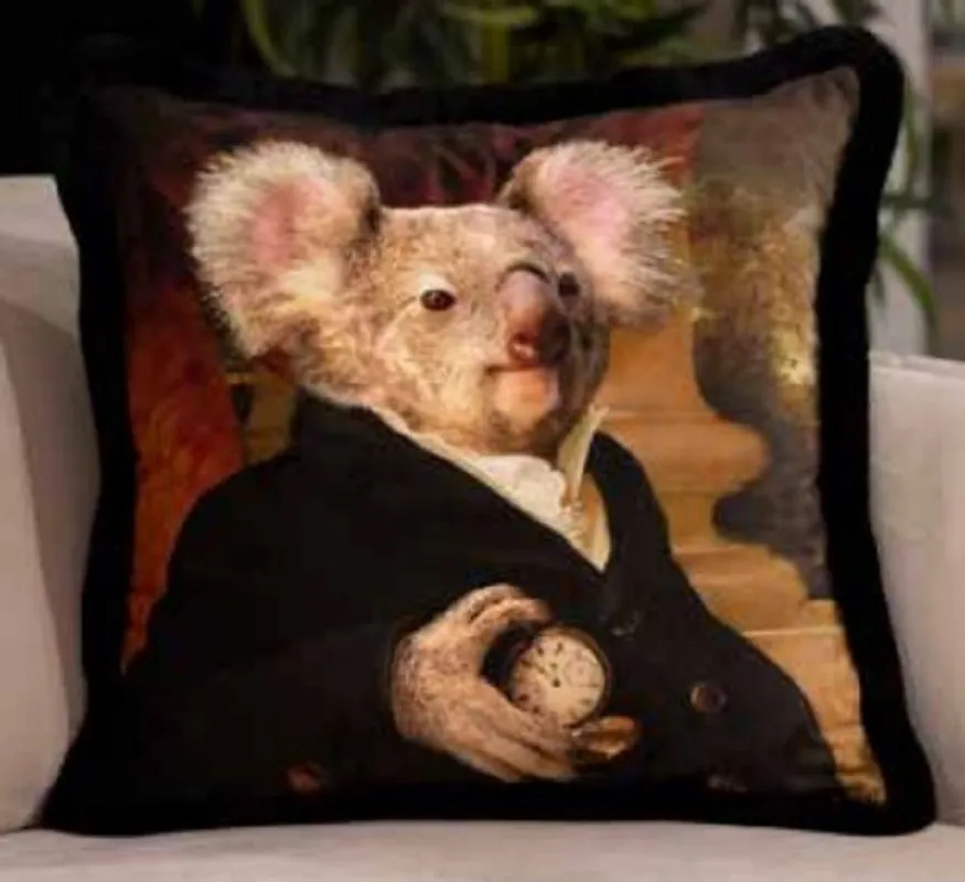 Versand Am Gleichen Tag Casa Padrino Luxus Deko Kissen Sir Koala Bär Mehrfarbig / Schwarz 45 x 45 cm - Bedrucktes Samt Kissen mit Fransen - Luxus Qualität