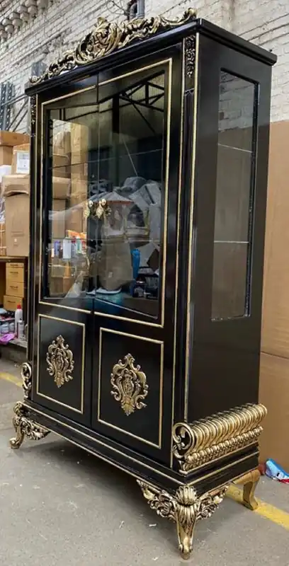 Casa Padrino Luxus Barock Vitrine Schwarz / Gold - Prunkvoller Barock Vitrinenschrank mit 2 Glastüren - Edle Barock Möbel Bestpreis