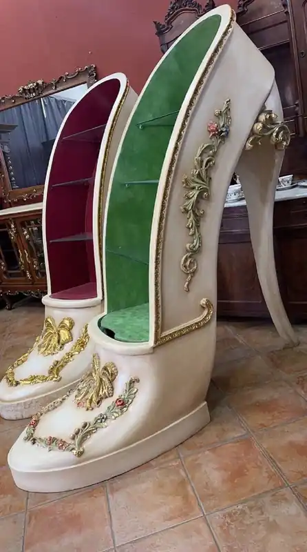 Casa Padrino Luxus Barock High Heel Vitrine Grün / Creme / Gold - Handgefertigter Massivholz Damenschuh Vitrinenschrank - Prunkvolle Barock Möbel Ausverkauf