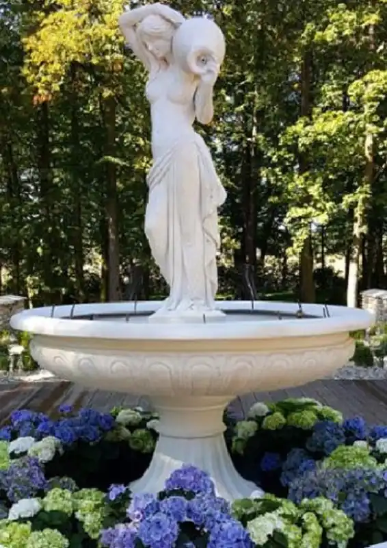 Begrenztes Angebot Casa Padrino Barock Springbrunnen Frau mit Krug Weiß Ø 150 x H. 235 cm - Prunkvoller Gartenbrunnen im Barockstil - Runder Gartendeko Stein Brunnen - Barock Garten Deko Accessoires