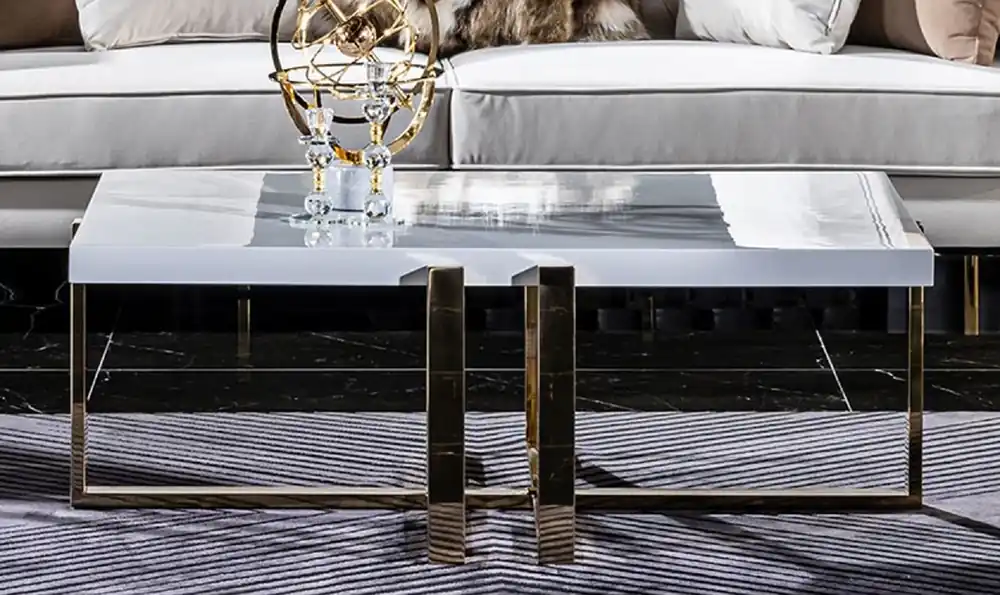 Casa Padrino Luxus Couchtisch Weiß / Gold 120 x 80 x H. 45 cm - Rechteckiger Wohnzimmertisch mit Massivholz Tischplatte und Metallbeinen - Wohnzimmer Möbel - Luxus Möbel - Hotel Möbel Jetzt Kaufen