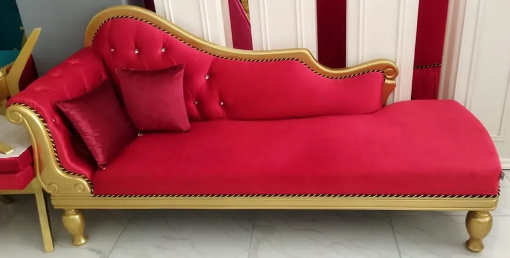 Garantierte Lieferung Casa Padrino Luxus Barock Chaiselongue Rot / Gold - Handgefertigte Massivholz Recamiere mit edlem Samtstoff und Glitzersteinen - Barock Möbel - Edel & Prunkvoll