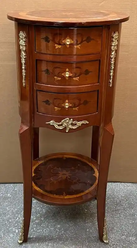 Must-Have Casa Padrino Barock Nachtkommode Braun Intarsien / Gold - Runde Barockstil Kommode mit 3 Schubladen - Barock Möbel - Schlafzimmer Möbel im Barockstil - Edel & Prunkvoll