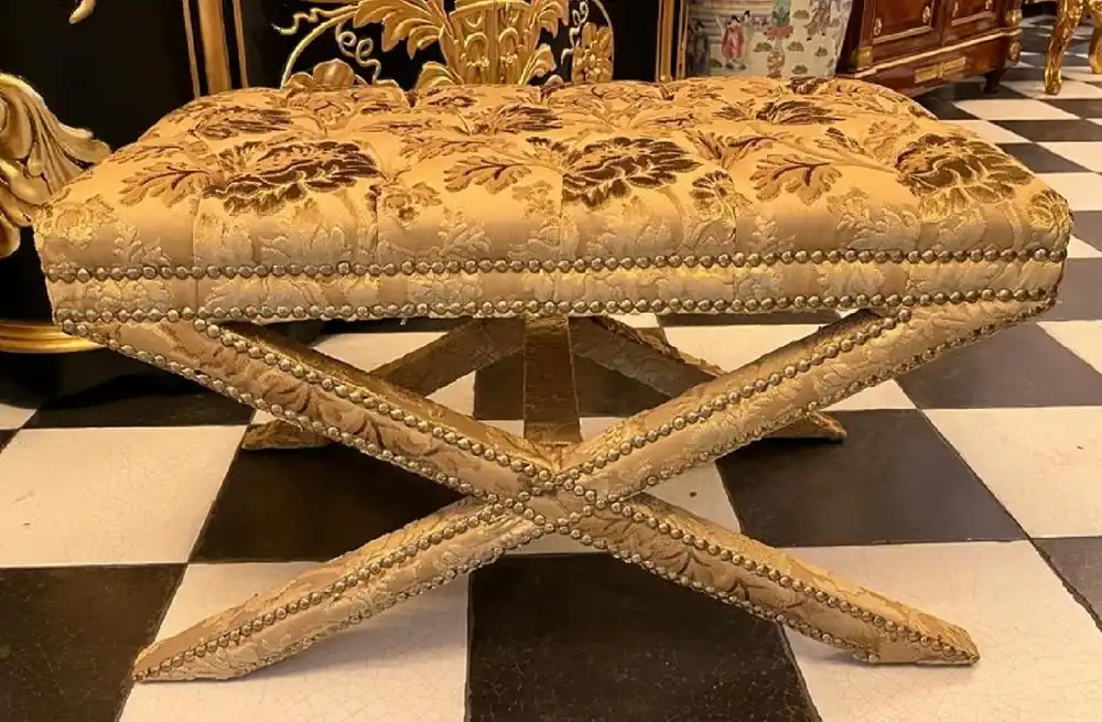 Casa Padrino Barock Hocker Gold - Handgefertigter Antik Stil Sitzhocker mit elegantem Muster - Barockstil Kreuzhocker - Wohnzimmer Möbel im Barockstil - Barock Möbel - Edel & Prunkvoll Angebot