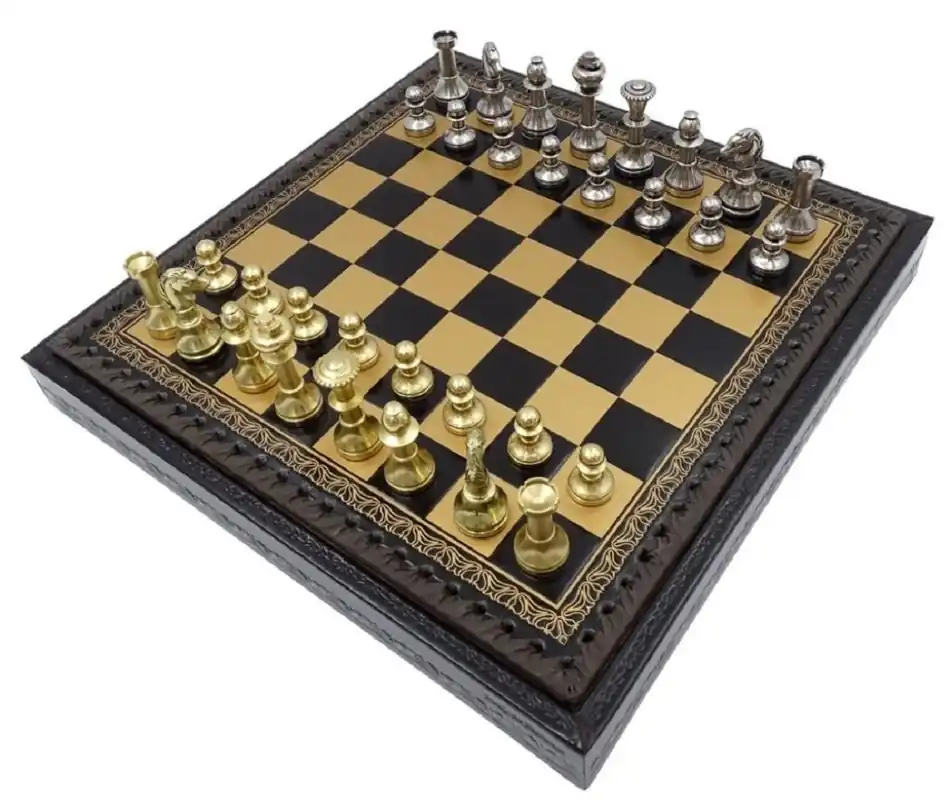 Preiswert Casa Padrino Luxus Schach Set Schwarz / Gold / Silber 28 x 28 x H. 3,5 cm - Luxus Schachspiel - Leder ähnliches Schachbrett mit Messing Schachfiguren - Luxus Deko Accessoires