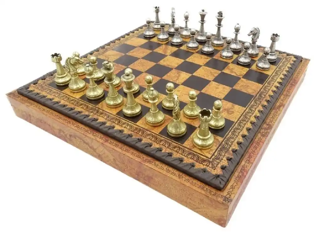 Schneller Versand Casa Padrino Luxus Schach Set Braun / Schwarz / Gold / Silber 28 x 28 x H. 3,5 cm - Luxus Schachspiel - Leder ähnliches Schachbrett mit Metall Schachfiguren - Luxus Deko Accessoires