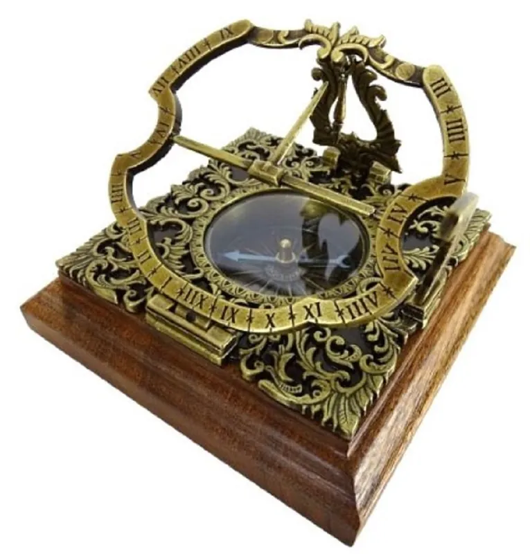 Casa Padrino Luxus Antik Stil Sonnenuhr Gold / Braun 10 x 10 x H. 10 cm - Messing Tischsonnenuhr mit Holzsockel - Luxus Deko Accessoires - Antik Stil Deko Accessoires Top-Seller