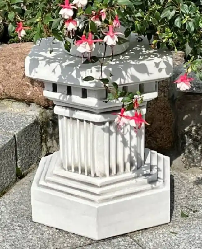 Casa Padrino Barock Garten Deko Säule Weiß / Grau 40 x 40 x H. 43 cm - Antik Stil Stein Säule - Prunkvolle Gartensäule - Barock Garten & Terrassen Deko Accessoires - Gartendeko im Barockstil Billig