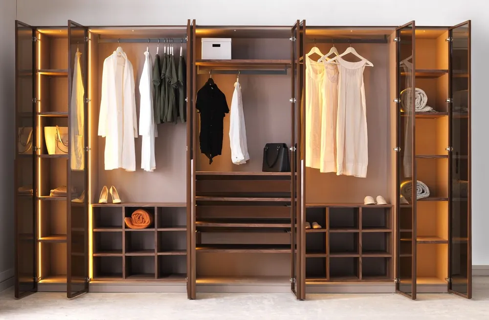 Neuheit Casa Padrino Luxus Schlafzimmerschrank Dunkelbraun 360 x 62 x H. 230 cm - Beleuchteter Kleiderschrank mit 8 Glastüren - Schlafzimmer Möbel - Hotel Möbel - Luxus Möbel