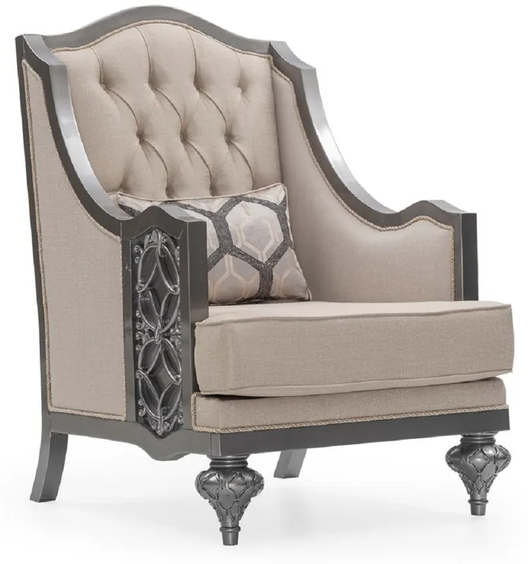Casa Padrino Luxus Barock Wohnzimmer Sessel Beige / Grau - Handgefertigter Barockstil Sessel mit dekorativem Kissen - Luxus Wohnzimmer Möbel im Barockstil - Barock Möbel Billig