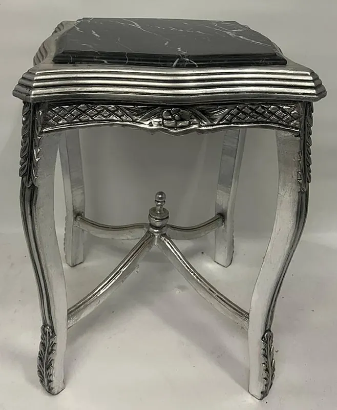 Casa Padrino Barock Beistelltisch Silber / Schwarz - Handgefertigter Antik Stil Massivholz Tisch mit Marmorplatte - Wohnzimmer Möbel im Barockstil - Antik Stil Möbel - Barock Möbel Sonderaktion