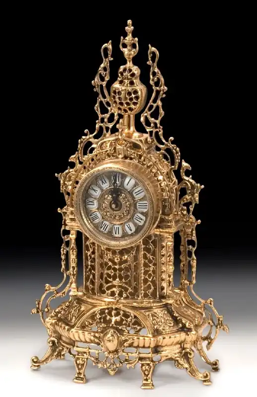 Casa Padrino Luxus Barock Tischuhr Gold 29 x H. 48 cm - Handgefertigte Bronze Uhr im Barockstil - Barock Schreibtischuhr - Barock Schreibtisch Deko - Barock Deko Accessoires - Barockstil Uhren Kracherpreis