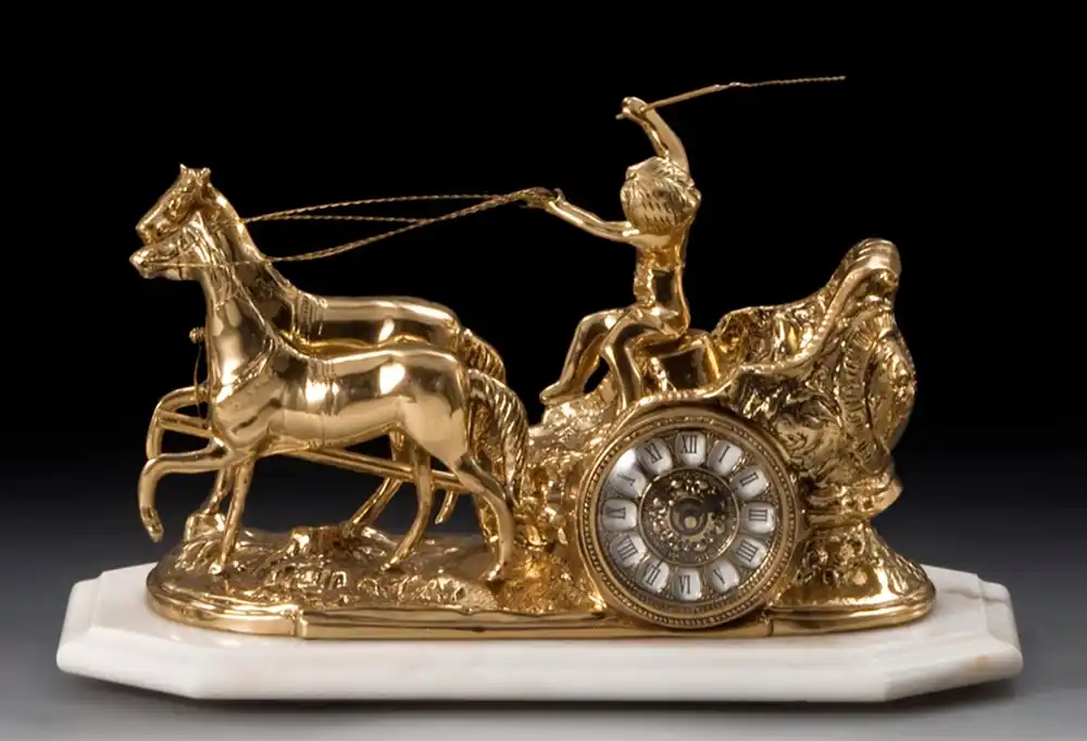 Preisreduziert Casa Padrino Luxus Barock Tischuhr Gold / Weiß 42 x H. 25 cm - Handgefertigte Bronze Uhr im Barockstil - Barock Schreibtischuhr - Barock Schreibtisch Deko - Barock Deko Accessoires
