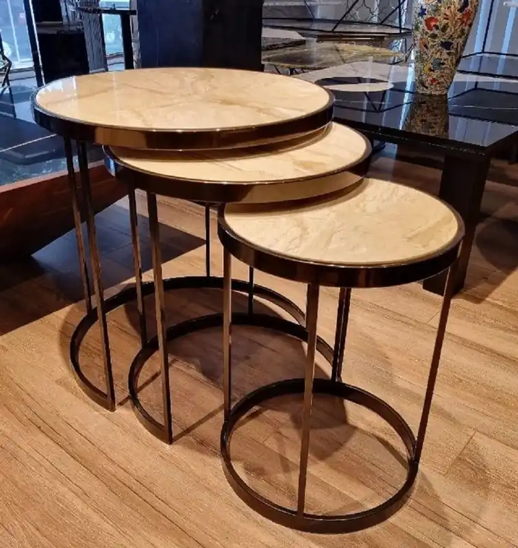 Nur Heute Casa Padrino Luxus Beistelltisch Set Beige / Messing - 3 Runde Metall Tische mit Marmorplatte - Wohnzimmer Möbel - Hotel Möbel - Luxus Möbel - Luxus Einrichtung - Möbel Luxus