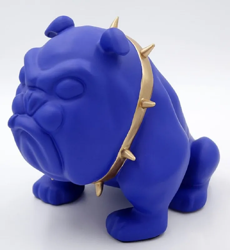 Casa Padrino Luxus Deko Figur Hund Bulldogge mit Halskette Blau / Gold H. 55 cm - Kunstharz Deko Skulptur - Wohnzimmer Deko - Luxus Deko Tierfigur Neue Kollektion