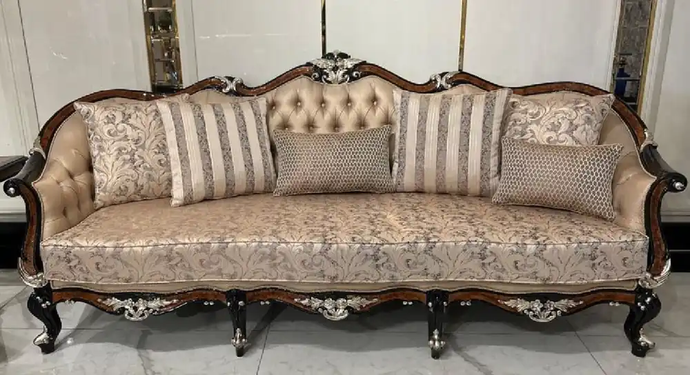 Casa Padrino Luxus Barock Wohnzimmer Sofa Gold / Braun / Schwarz / Silber - Prunkvolles Barockstil Sofa mit dekorativen Kissen - Luxus Wohnzimmer Möbel im Barockstil - Barock Möbel Aktuell