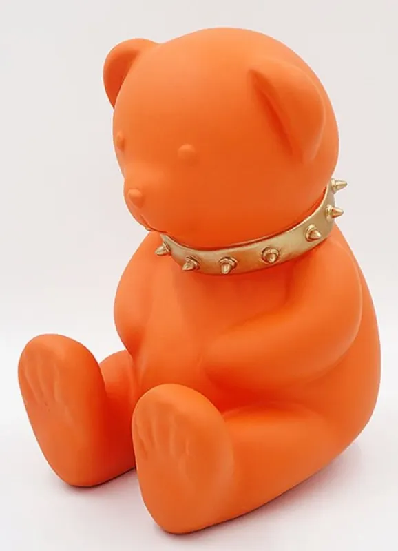 Casa Padrino Luxus Designer Dekofigur Teddybär mit Halsband Orange / Gold H. 31 cm - Kunstharz Deko Skulptur - Luxus Deko Figur - Designer Deko Figur - Luxus Accessoires Sonderangebot
