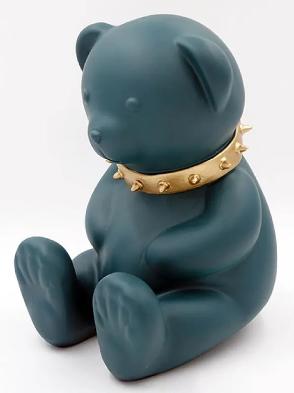 Casa Padrino Luxus Designer Dekofigur Teddybär mit Halsband Grün / Gold H. 31 cm - Kunstharz Deko Skulptur - Luxus Deko Figur - Designer Deko Figur - Luxus Accessoires Sonderaktion
