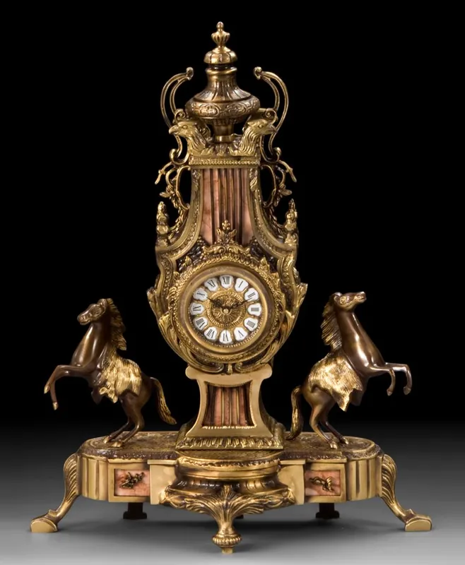 Casa Padrino Luxus Barock Tischuhr Gold / Bronze / Beige 43 x H. 54 cm - Handgefertigte Bronze Uhr im Barockstil - Barock Schreibtischuhr - Barock Schreibtisch Deko - Barock Deko Accessoires Highlight