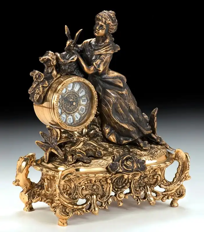 Direktkauf Casa Padrino Luxus Barock Tischuhr Gold / Bronze 28 x H. 35 cm - Handgefertigte Bronze Uhr im Barockstil - Barock Schreibtischuhr - Barock Schreibtisch Deko - Barock Deko Accessoires
