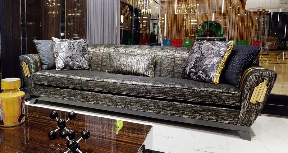Markenprodukt Casa Padrino Luxus Sofa Schwarz / Gold 280 x 77 x H. 94 cm - Wohnzimmer Sofa - Hotel Sofa - Wohnzimmer Möbel - Hotel Möbel - Luxus Möbel - Wohnzimmer Einrichtung - Luxus Einrichtung