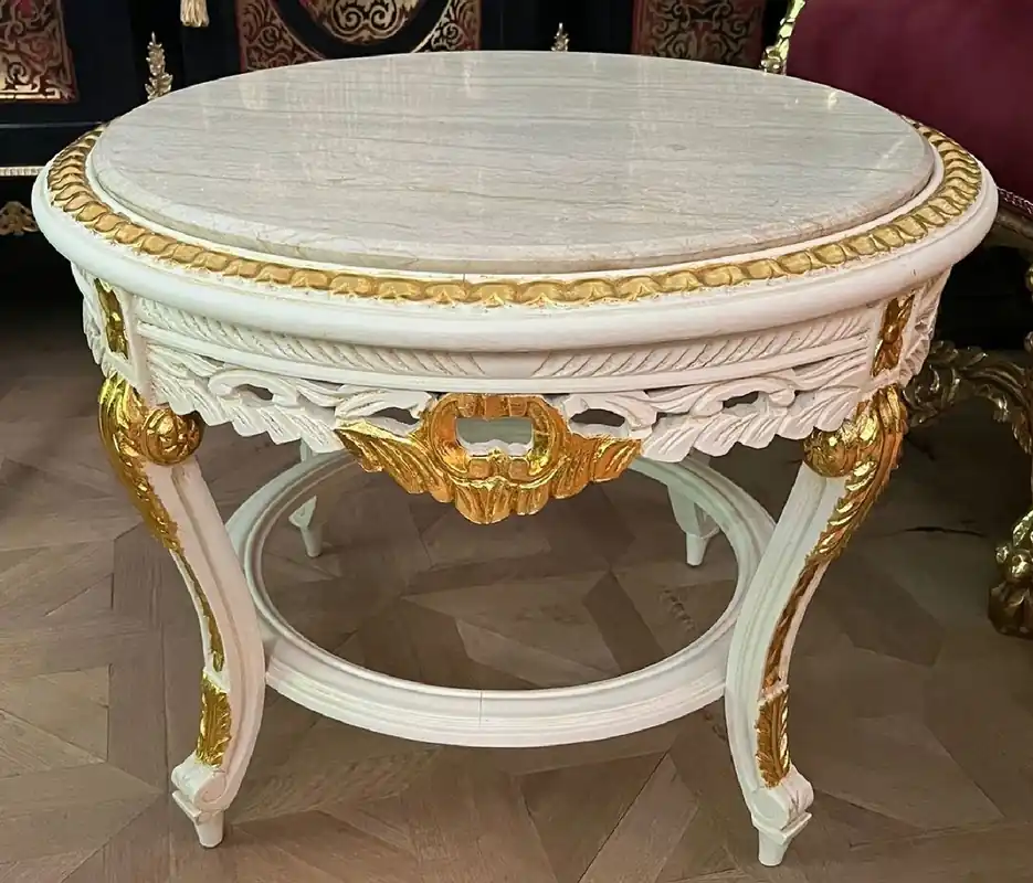 Casa Padrino Barock Couchtisch mit Marmorplatte Weiß / Gold / Creme - Runder Massivholz Wohnzimmertisch im Barockstil - Barockstil Wohnzimmer Möbel - Barock Möbel - Antik Stil Wohnzimmer Möbel Expressversand