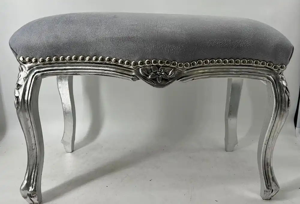 Casa Padrino Barock Hocker Grau / Silber - Handgefertigter Antik Stil Sitzhocker - Wohnzimmer Möbel im Barockstil - Barock Möbel - Edel & Prunkvoll Geprüft