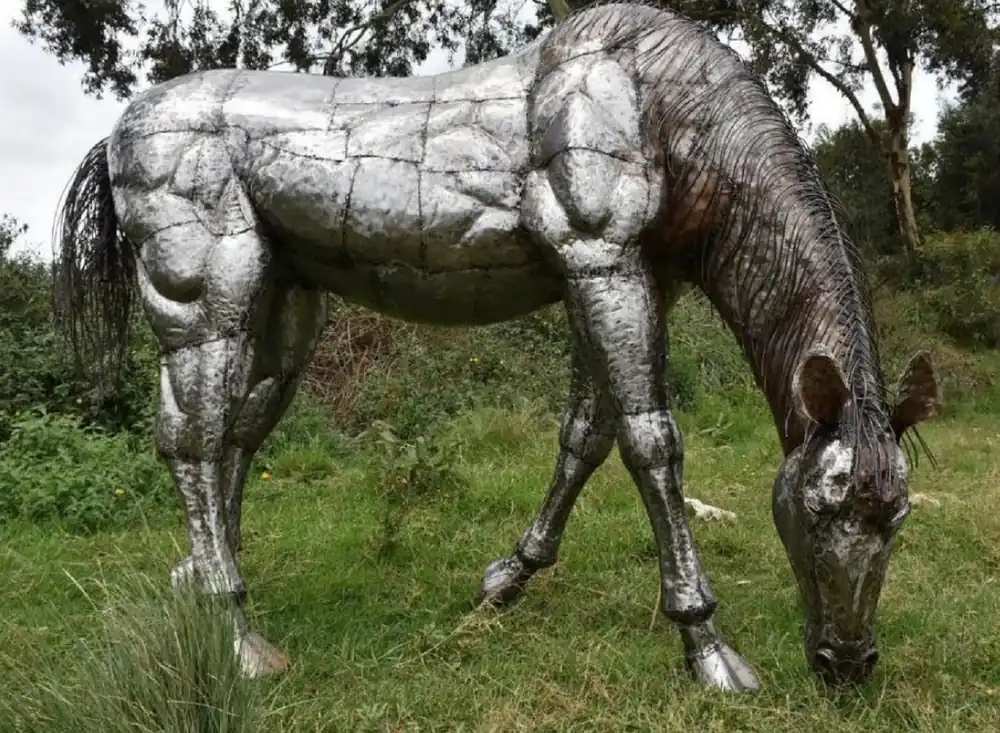 Casa Padrino Luxus XXL Garten Deko Skulptur Pferd Silber / Schwarz 243 x 90 x H. 168 cm - Riesige XXL Garten Deko Metall Figur - Luxus Garten Deko Accessoires Preiswert