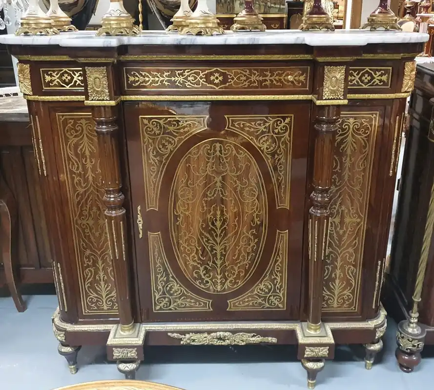 Casa Padrino Barock Sideboard Braun / Gold / Weiß - Handgefertigter Barockstil Massivholz Schrank mit Marmorplatte - Wohnzimmer Möbel im Barockstil - Antik Stil Möbel - Barock Möbel Sonderaktion