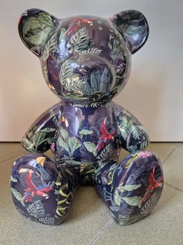 Casa Padrino Luxus Designer Dekofigur Teddybär Mehrfarbig H. 31 cm - Kunstharz Deko Skulptur - Luxus Deko Figur - Designer Deko Figur - Luxus Accessoires Garantierte Lieferung