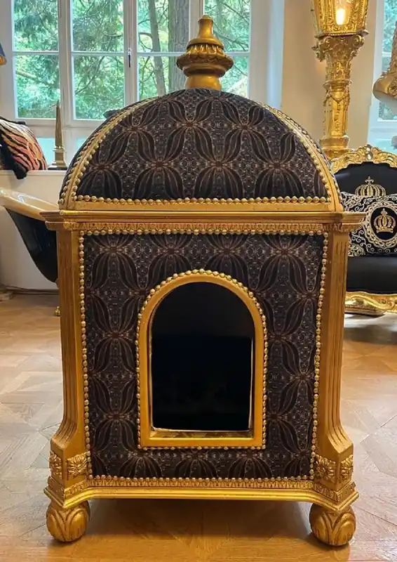 Pompöös by Casa Padrino Barock Katzenhaus Lila / Gold - Pompööser Katzen Tempel designed by Harald Glööckler - Pompööse Tiermöbel im Barockstil Markenprodukt