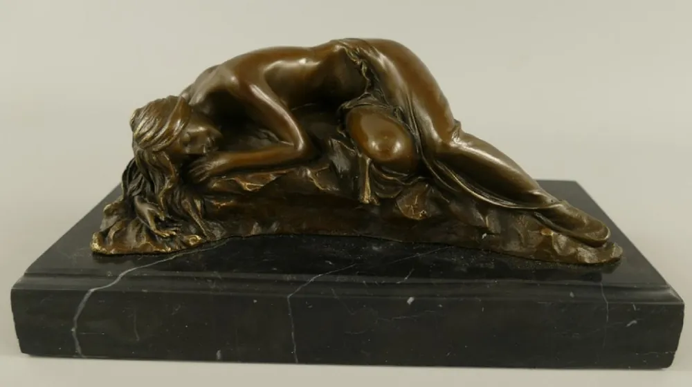 Casa Padrino Luxus Bronze Skulptur schlafende Frau Bronze / Schwarz 22 x 11 x H. 10 cm - Bronze Figur mit Marmorsockel - Schreibtisch Deko Accessoires Geprüft