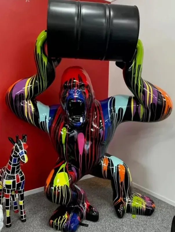Casa Padrino Luxus Deko Skulptur Gorilla Affe mit Fass Schwarz / Mehrfarbig H. 250 cm - Große Deko Figur - XXL Deko Skulptur - XXL Deko Figur - Wohnzimmer Deko - Garten Deko - Luxus Figuren Abverkauf