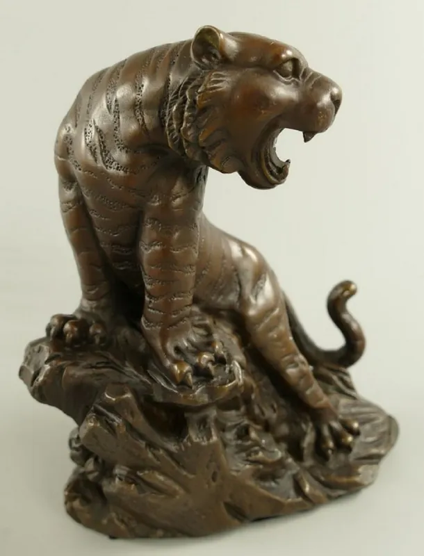 Casa Padrino Luxus Bronze Deko Skulptur Löwe auf Felsen 10 x 19 x H. 21 cm - Bronze Deko Figur - Schreibtisch Deko - Deko Accessoires - Luxus Accessoires Rabatt