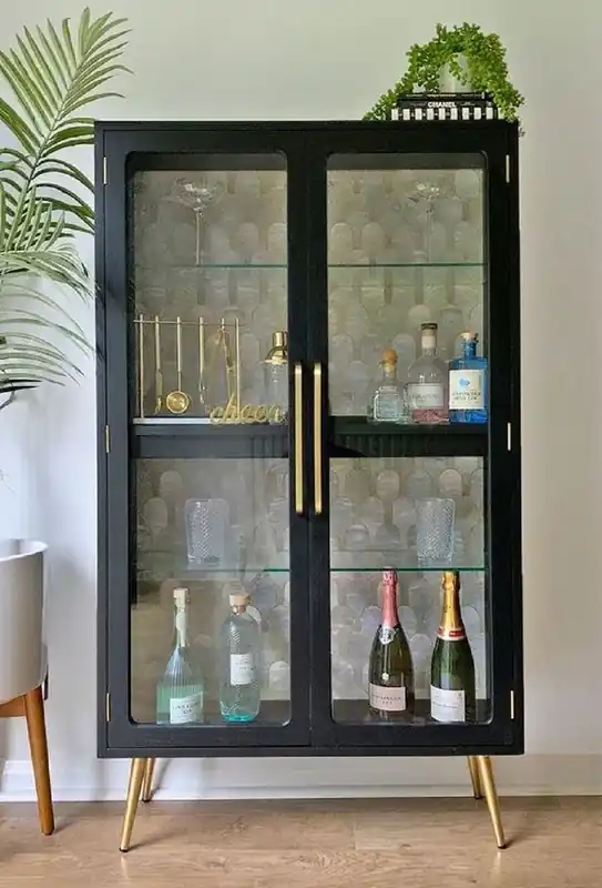 Casa Padrino Luxus Vitrine mit LED Beleuchtung Schwarz / Gold 124 x 57 x H. 177 cm - Beleuchteter Massivholz Vitrinenschrank mit 2 Glastüren - Wohnzimmer Möbel - Luxus Möbel Versand Am Gleichen Tag