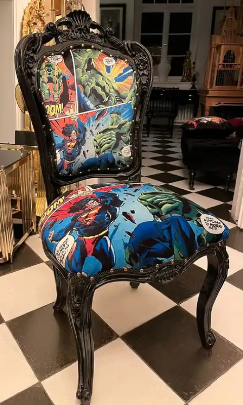 Casa Padrino Luxus Barock Esszimmer Stuhl mit Comic Design Mehrfarbig / Schwarz - Handgefertigter Küchen Stuhl im Barockstil - Barock Essimmer Möbel Sale