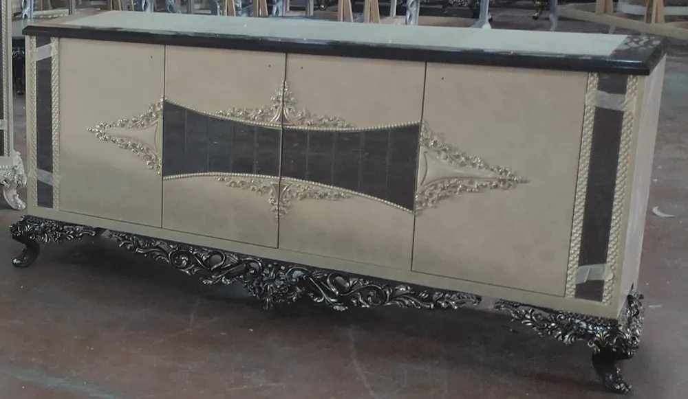Casa Padrino Luxus Barock Sideboard Creme / Silber / Grau / Gold - Barockstil Massivholz Schrank mit 4 Türen - Luxus Möbel im Barockstil - Barock Möbel - Edel & Prunkvoll Top-Angebot