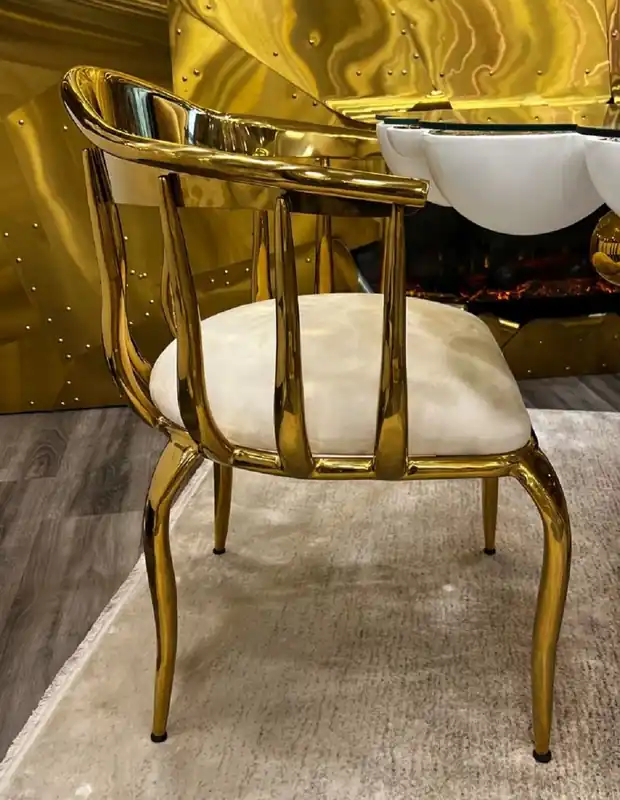 Direkt Vom Hersteller Casa Padrino Luxus Designer Esszimmer Stuhl mit Armlehnen Creme / Gold 57 x 57 x H. 82 cm - Esszimmer Möbel - Luxus Möbel - Hotel & Restaurant Möbel - Designer Möbel