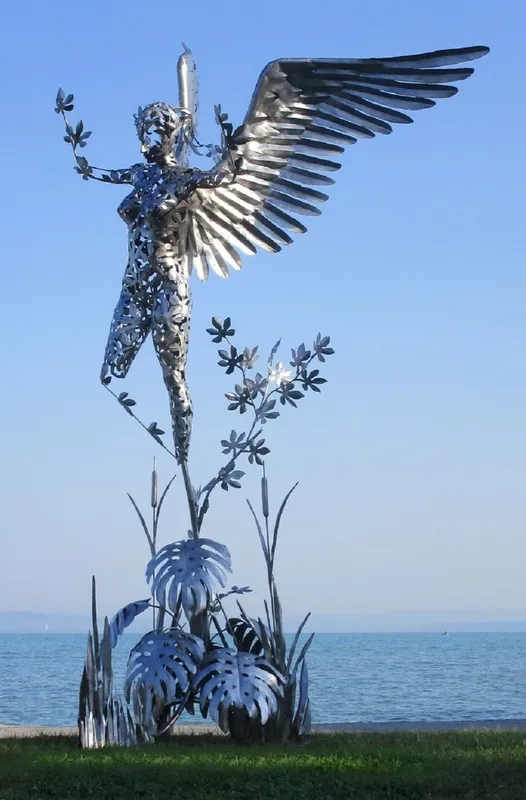Casa Padrino Luxus Deko Skulptur Engel Silber 200 x 145 x H. 370 cm - Riesige Edelstahl Skulptur - Riesige Garten Deko Figur - Garten Skulpturen - Metall Skulpturen Direkt Vom Hersteller