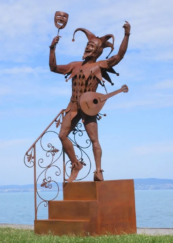 Neue Ware Casa Padrino Luxus Deko Narren Skulptur auf Treppe Rost 110 x 112 x H. 277 cm - Garten Deko Narrenfigur - Große Stahl Skulptur - Garten Skulpturen - Metall Skulpturen