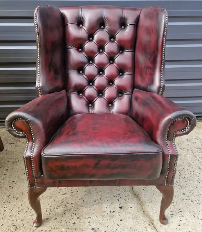 Casa Padrino Luxus Chesterfield Ohrensessel Weinrot / Schwarz / Dunkelbraun 80 x 80 x H. 110 cm - Echtleder Chesterfield Wohnzimmer Sessel - Wohnzimmer Möbel - Chesterfield Möbel - Luxus Möbel Must-Have