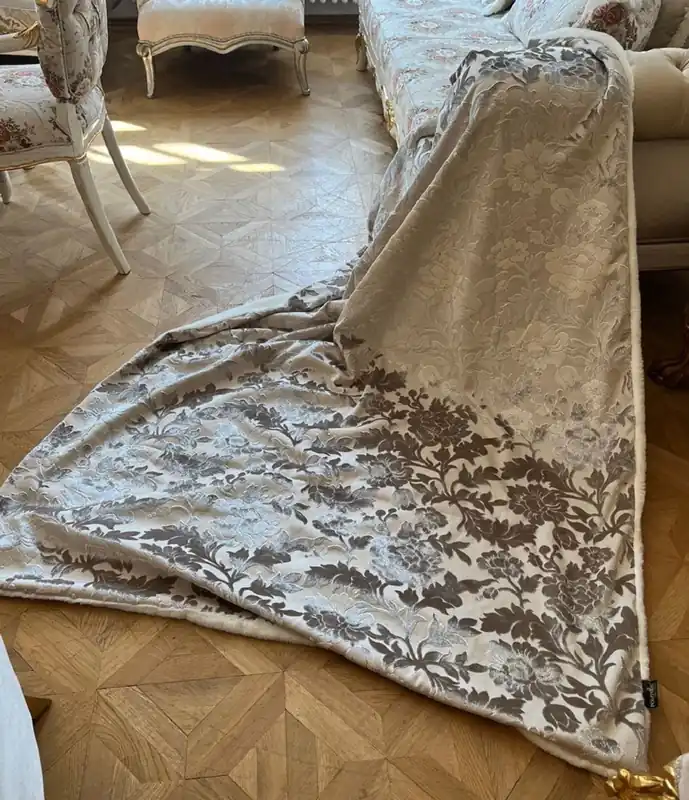 Neu Im Sortiment Luxus Wohndecke Pompöös by Casa Padrino Creme Muster von Harald Glööckler mit edlem Bouquet Musterstoff
