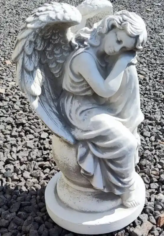 Kracherpreis Casa Padrino Jugendstil Garten Deko Skulptur Engel auf Kugel Grau H. 39 cm - Elegante Garten Deko Stein Figur - Barock & Jugendstil Garten Deko Accessoires - Garten Deko Skulpturen