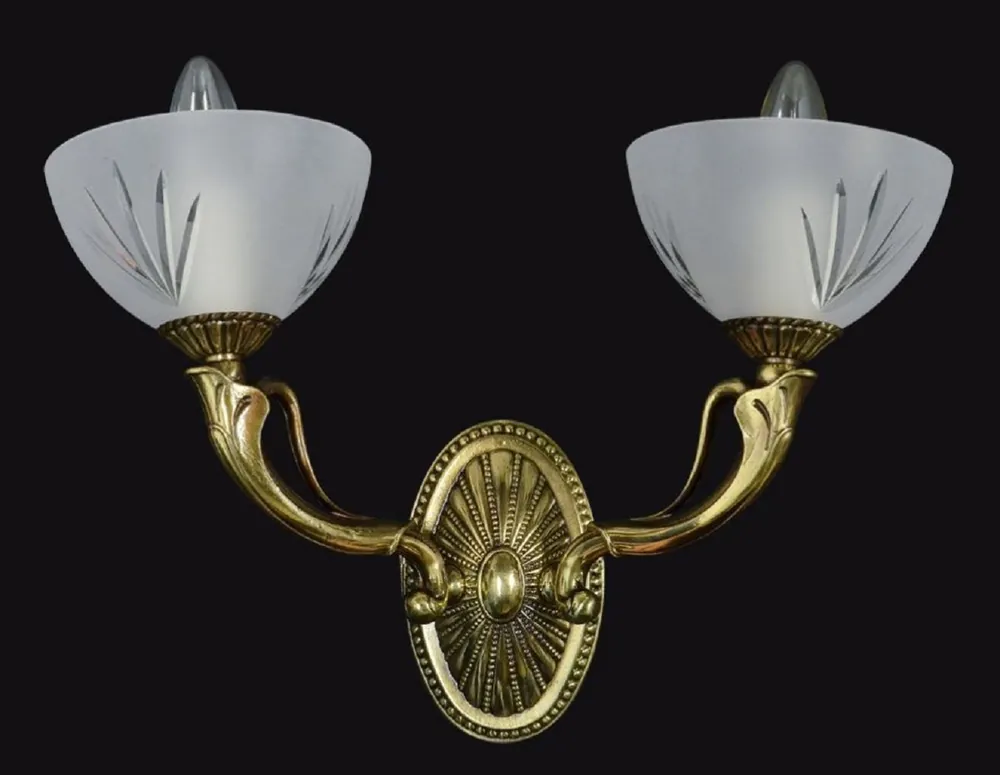 Casa Padrino Luxus Barock Doppel Wandleuchte Gold / Weiß 42 x 18 x H. 28 cm - Barockstil Metall Wandlampe mit Glas Lampenschirmen - Barock Leuchten - Edel & Prunkvoll Kracherpreis