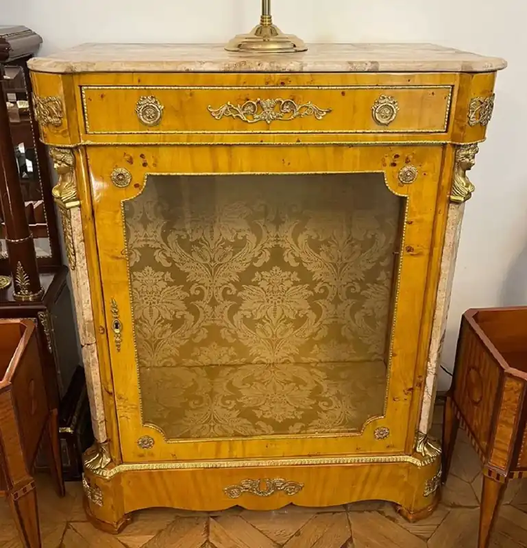 Abverkauf Casa Padrino Barock Vitrine Vogelaugenahorn / Creme / Messing - Handgefertigter Massivholz Vitrinenschrank mit Glastür und Schublade - Barock Möbel - Edel & Prunkvoll
