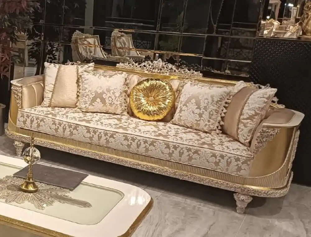 Casa Padrino Luxus Barock Wohnzimmer Sofa mit Muster Gold / Weiß - Handgefertigtes Barockstil Sofa - Luxus Wohnzimmer Möbel im Barockstil - Barock Möbel - Edel & Prunkvoll Solange Der Vorrat Reicht