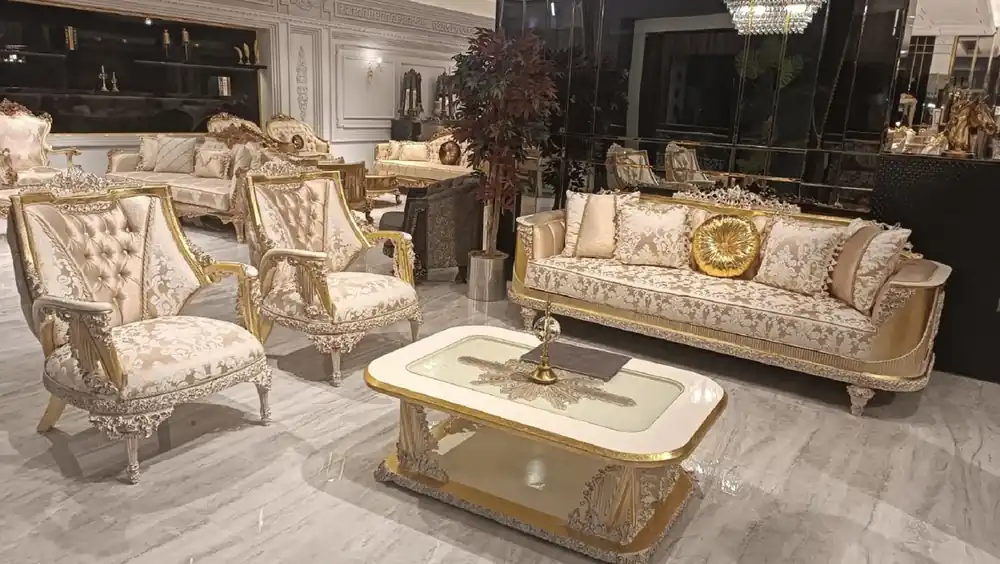 Casa Padrino Luxus Barock Wohnzimmer Set Gold / Weiß - 2 Barock Sofas & 2 Barock Sessel & 1 Barock Couchtisch - Luxus Wohnzimmer Möbel im Barockstil - Edel & Prunkvoll Top-Seller
