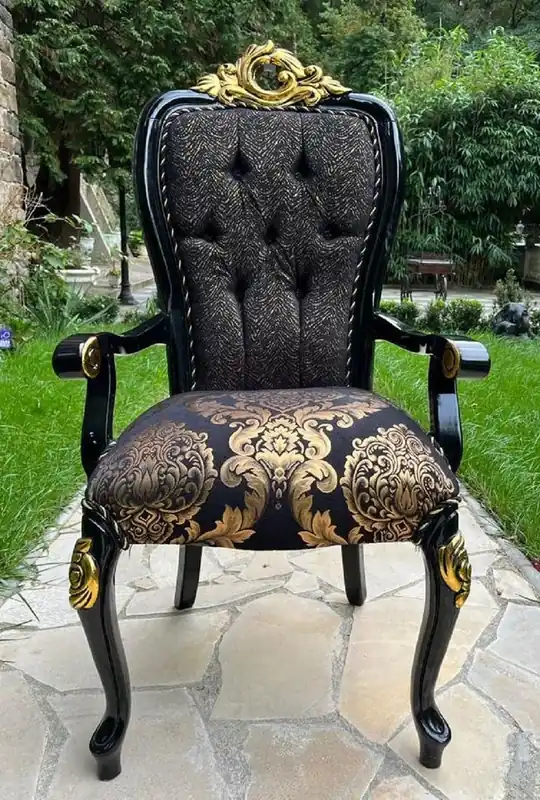 Casa Padrino Luxus Barock Esszimmer Stuhl mit Armlehnen Schwarz / Gold - Luxus Esszimmer Möbel im Barockstil - Prunkvolle Barock Möbel - Barock Interior Angebot
