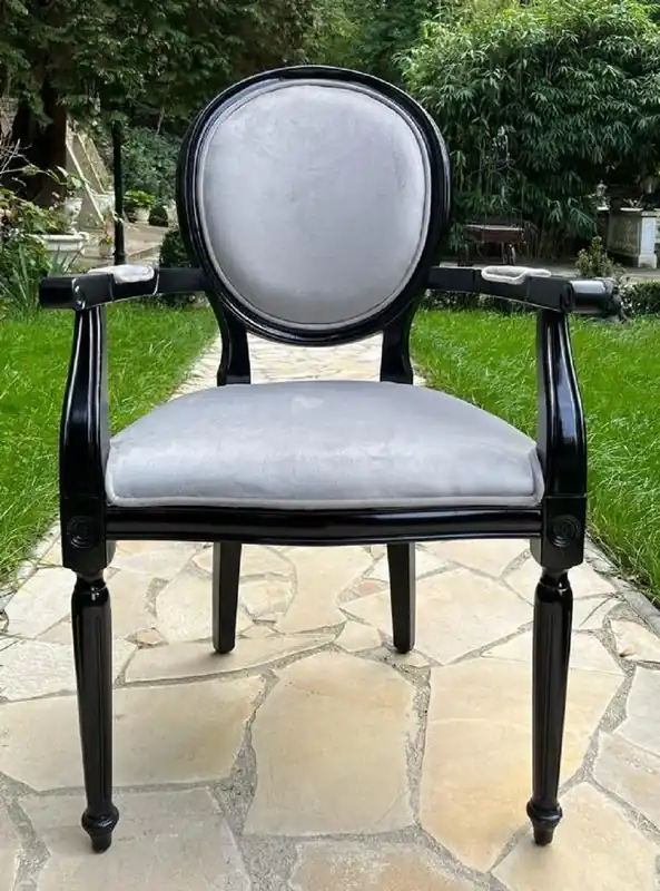 Garantierte Lieferung Casa Padrino Luxus Barock Esszimmer Stuhl Grau / Schwarz - Handgefertigter Antik Stil Stuhl mit Armlehnen und edlem Samtstoff - Esszimmer Möbel im Barockstil