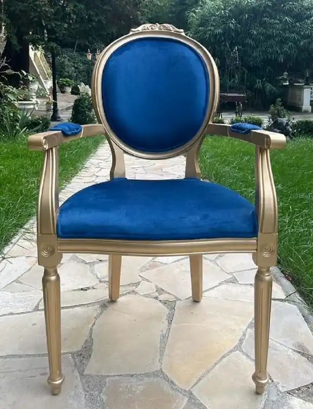 Casa Padrino Luxus Barock Esszimmer Stuhl Blau / Gold - Handgefertigter Antik Stil Stuhl mit Armlehnen und edlem Samtstoff - Esszimmer Möbel im Barockstil Geprüft